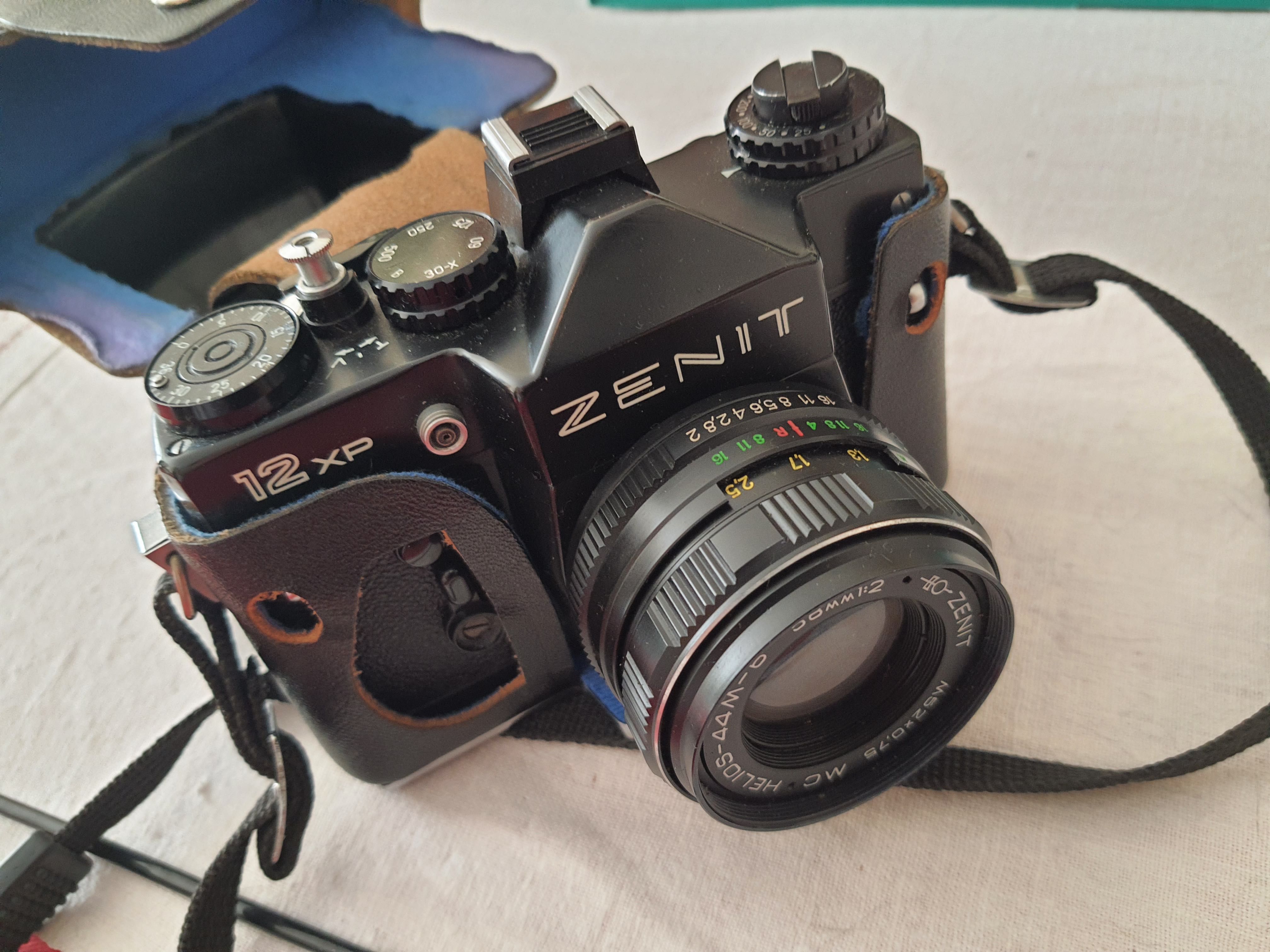 Máquina fotográfica Zenit 12 xp + bolsa em pele