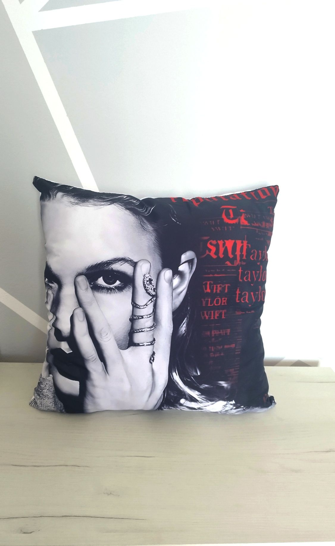 Poduszka Taylor Swift reputation 45x45