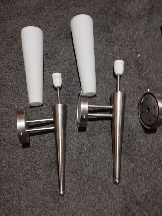 Kinkiety ze stali nierdzewnej.