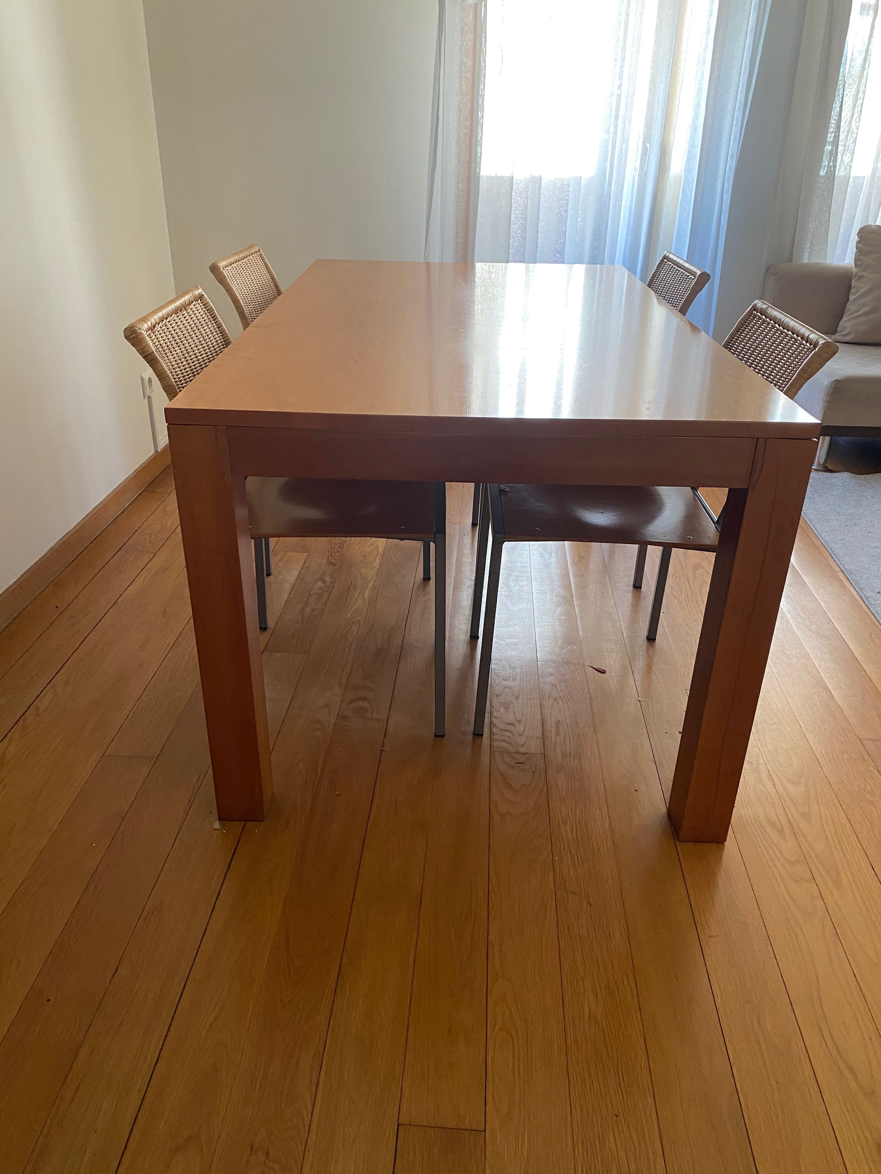Conjunto Mesa e 4 cadeiras
