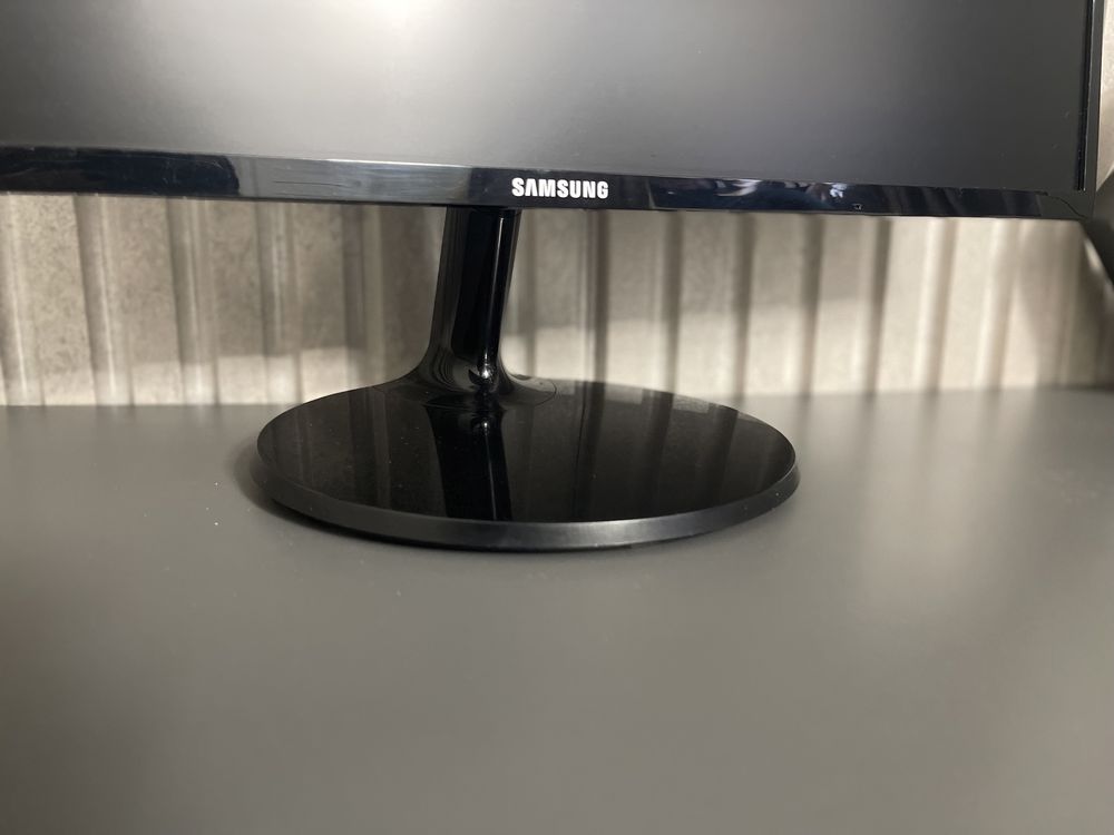 Стильний PLS монітор на 24 дюйми Samsung 24F350F full hd