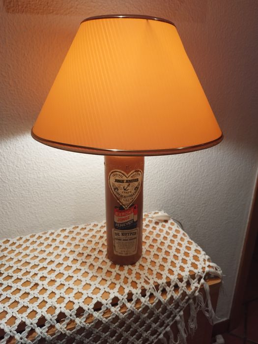 Candeeiro de mesa, com base  de garrafa antiga de genebra