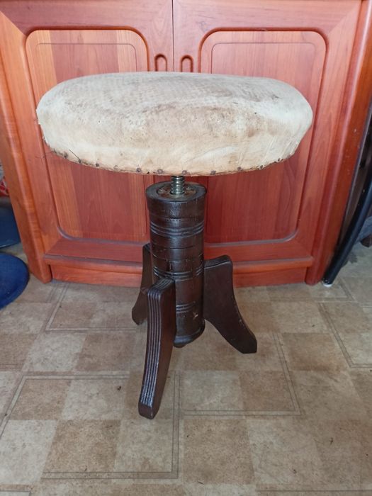 Stary, drewniany, regulowany taboret, stołek do pianina