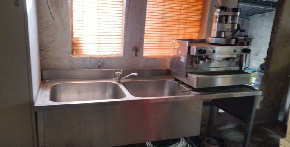 Bancada de cozinha com 2 pias