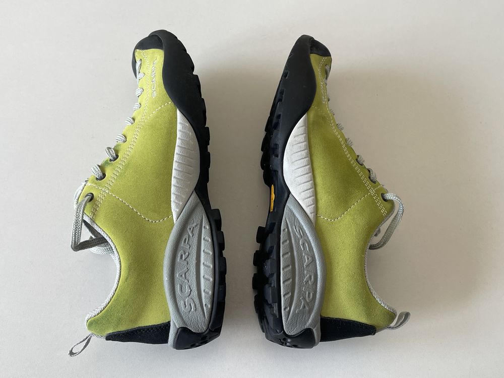 Scarpa яскраві трекінгові кросівки р. 39.5