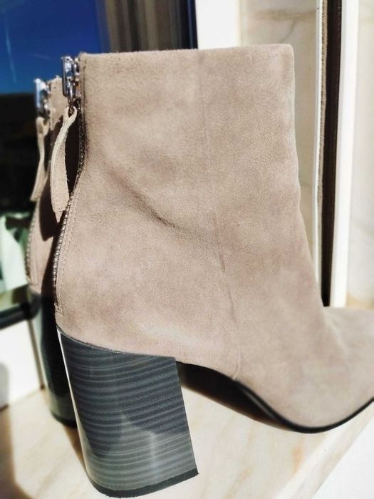 Botins da ALDO em camurça cinza claro