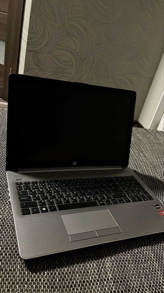 Ноутбук в хорошем состоянии. Ryzen 3, 16 ГБ ОЗУ, Windows 10.