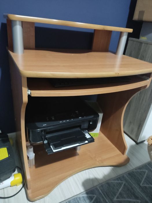Biurko z podstawką na drukarkę i wysuwaną półka na klawiaturę