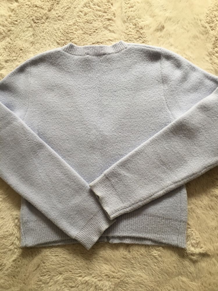 Sweter Bershka rozpinany.