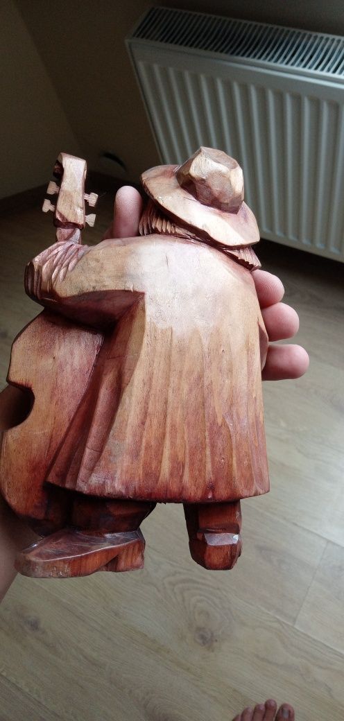 Figurka z drewna recznie robiona