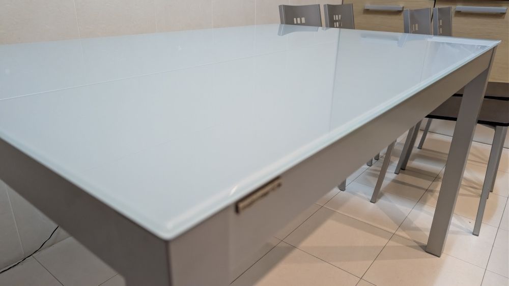 Mesa de cozinha com tampo em vidro