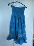 Niebieska sukienka z cekinami new look s