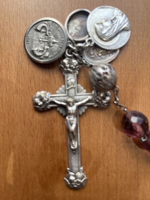 Terço em vidro com cristo e varias medalhas