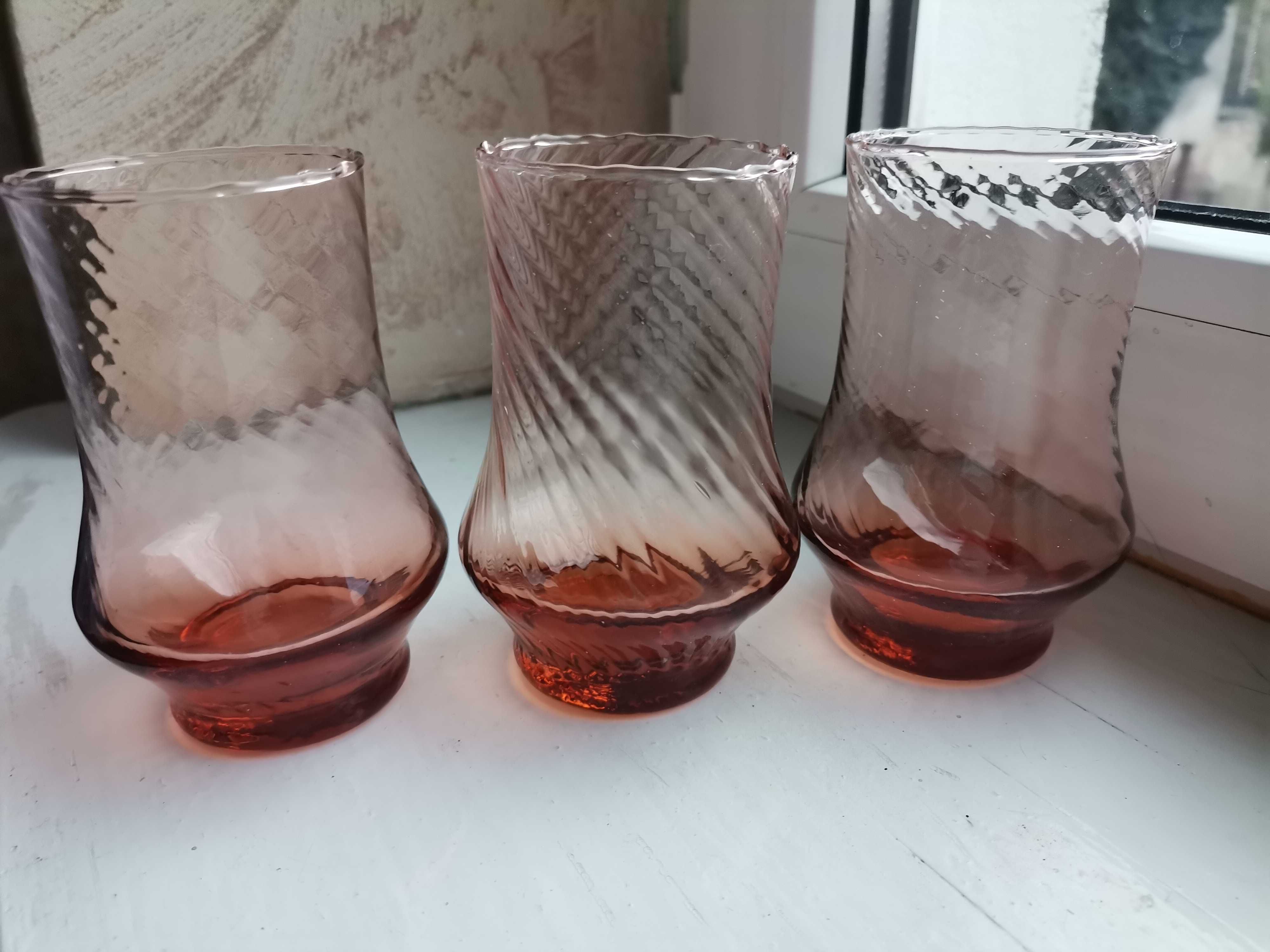 Trzy różowo łososiowe szklanki