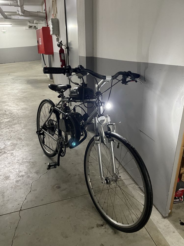 Bicicleta motorizada com muito material