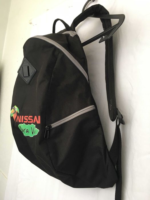 Mochila preta da Nissan