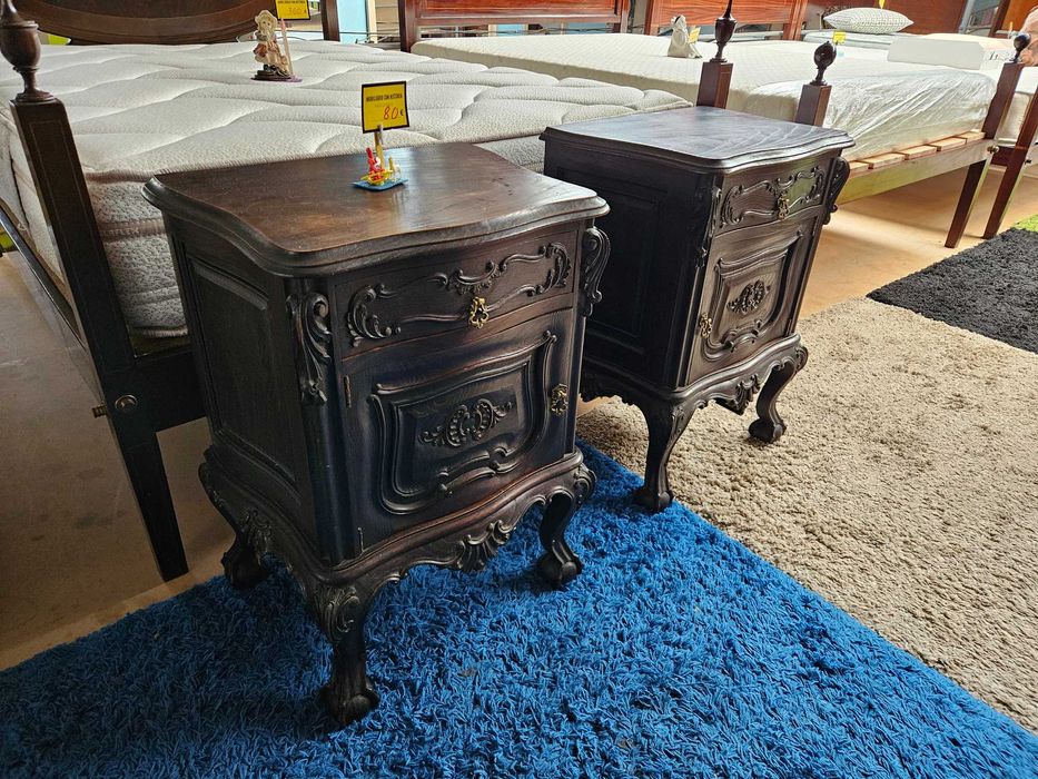 Mesas de cabeceira antigas em madeira maciça - óptimo estado geral