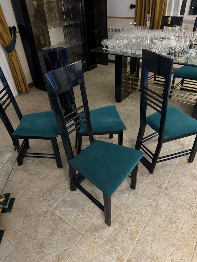 Mesa + 6 cadeiras e movel cristaleira