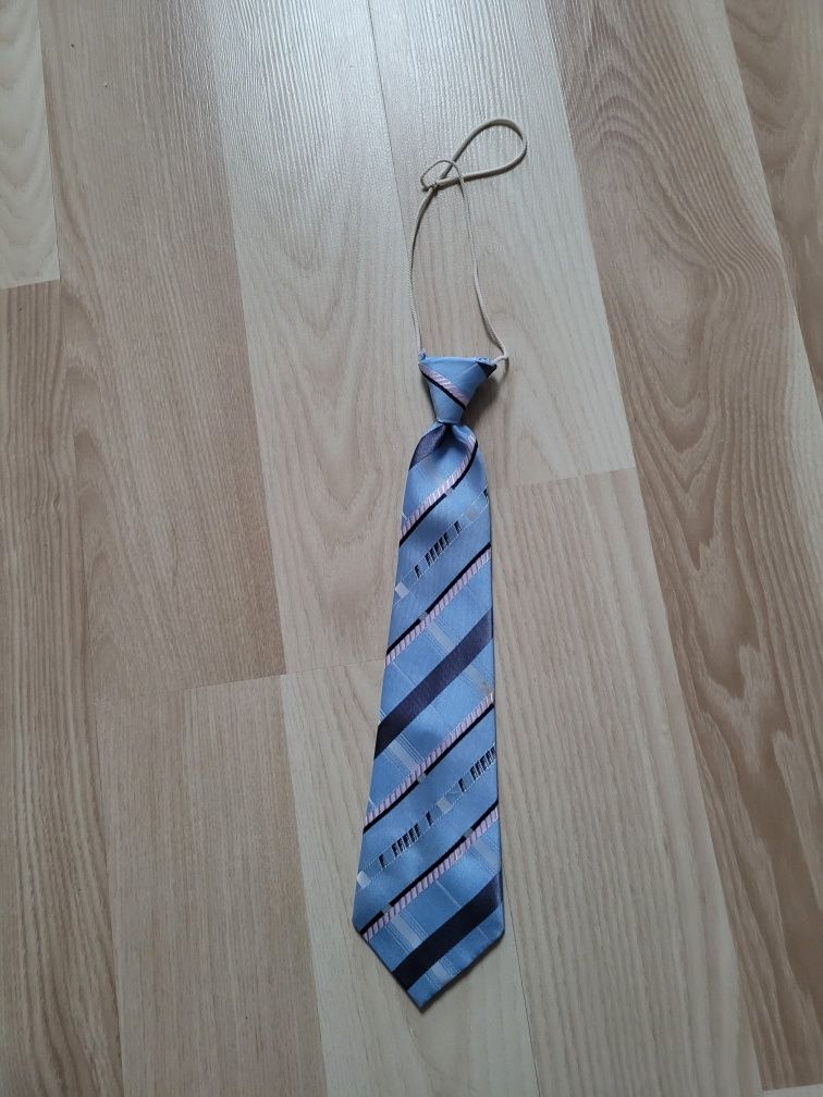 Niebieski Krawat dla chłopca na gumce