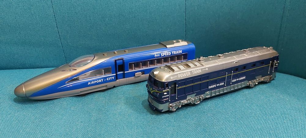 Потяг поїзд іграшковий звуки світло