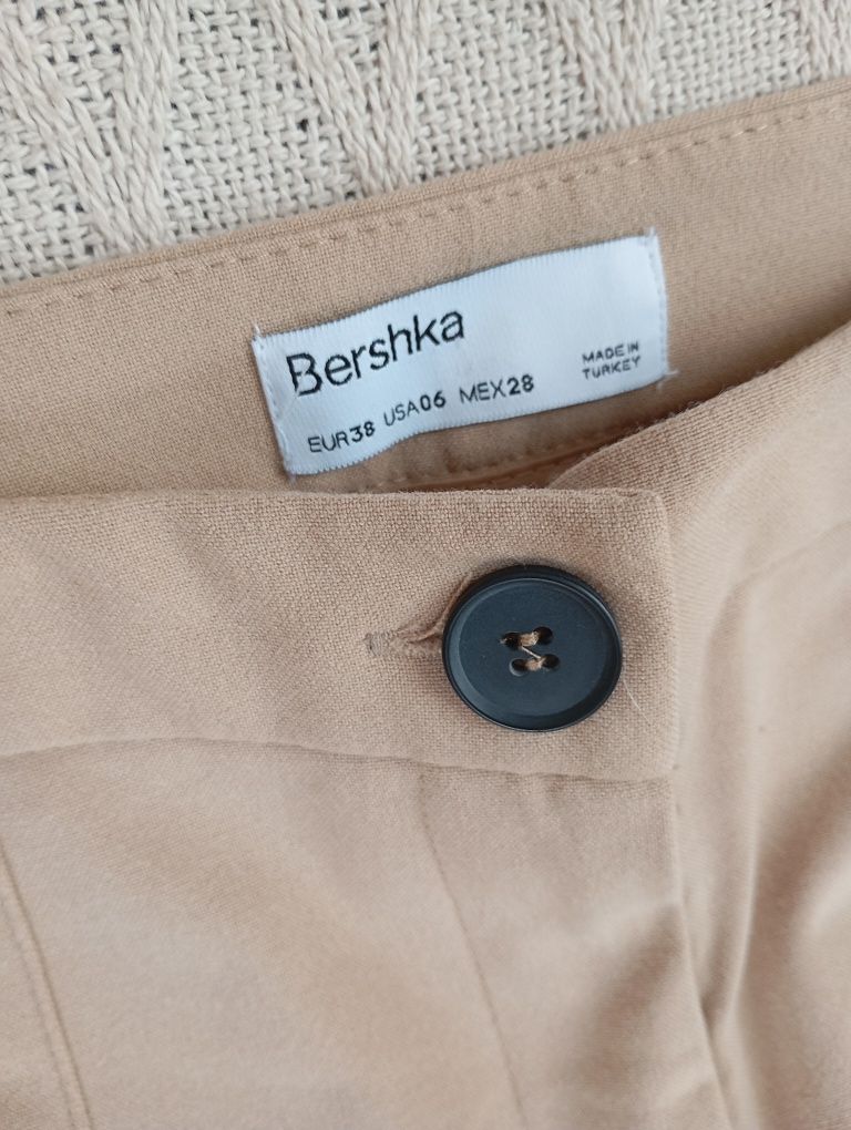 BERSHKA S-M beżowe dopasowane spodnie dzwony szerokie nogawki