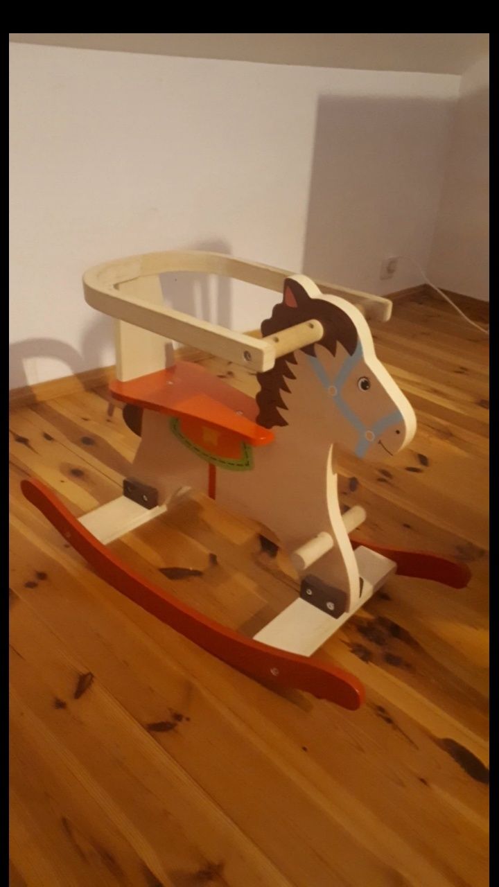 Drewniany koń na biegunach