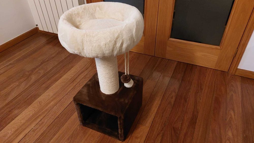 Arranhador com cama para gatos com 82cm de altura e 43cm de largura
