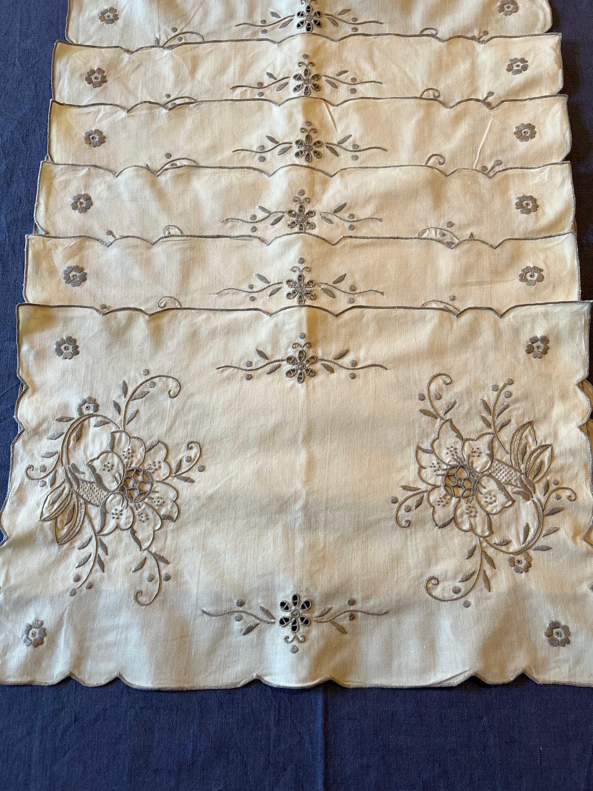 12 individuais bordados à mão