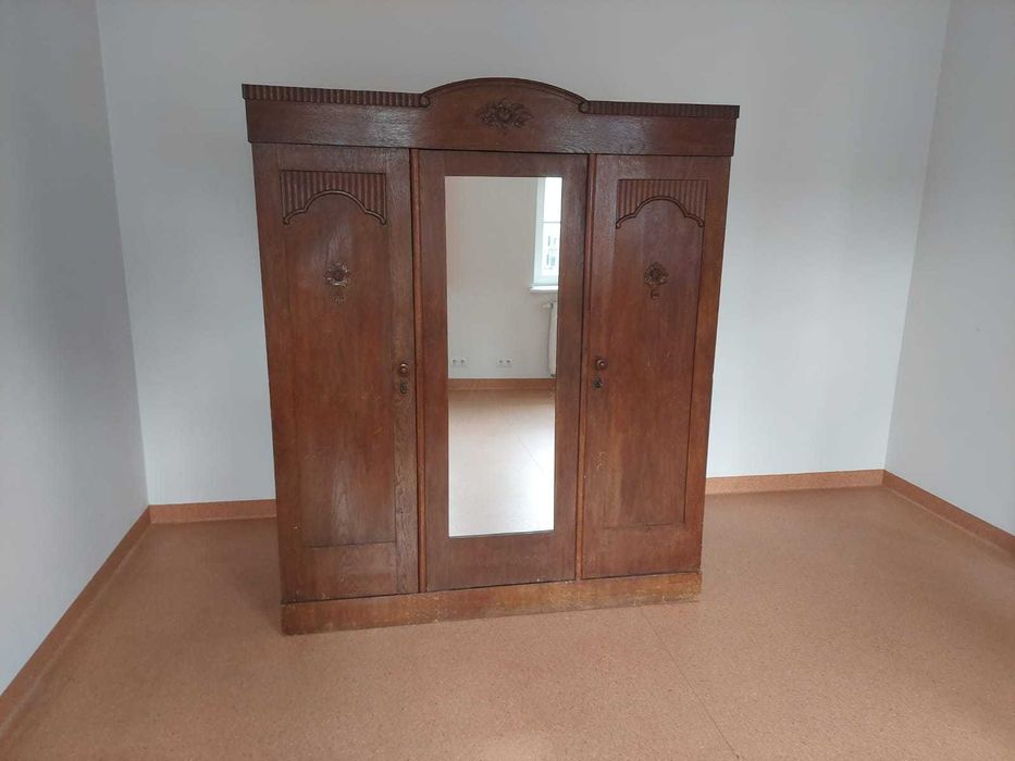 Szafa trzydrzwiowa drewniana z lustrem - antyk