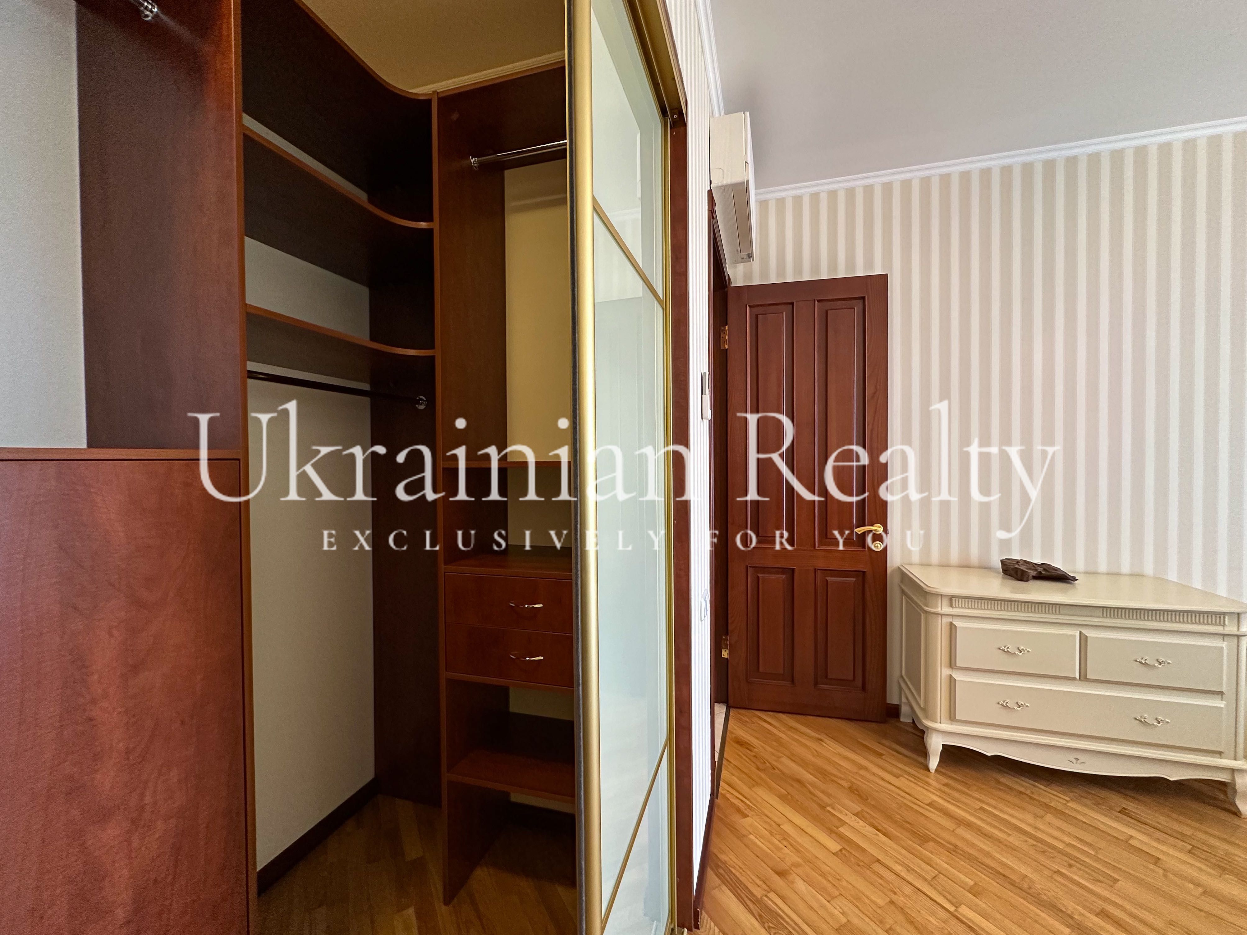 Простора 4-кімнатна квартира Іринінська, 5/24 БЕЗ %