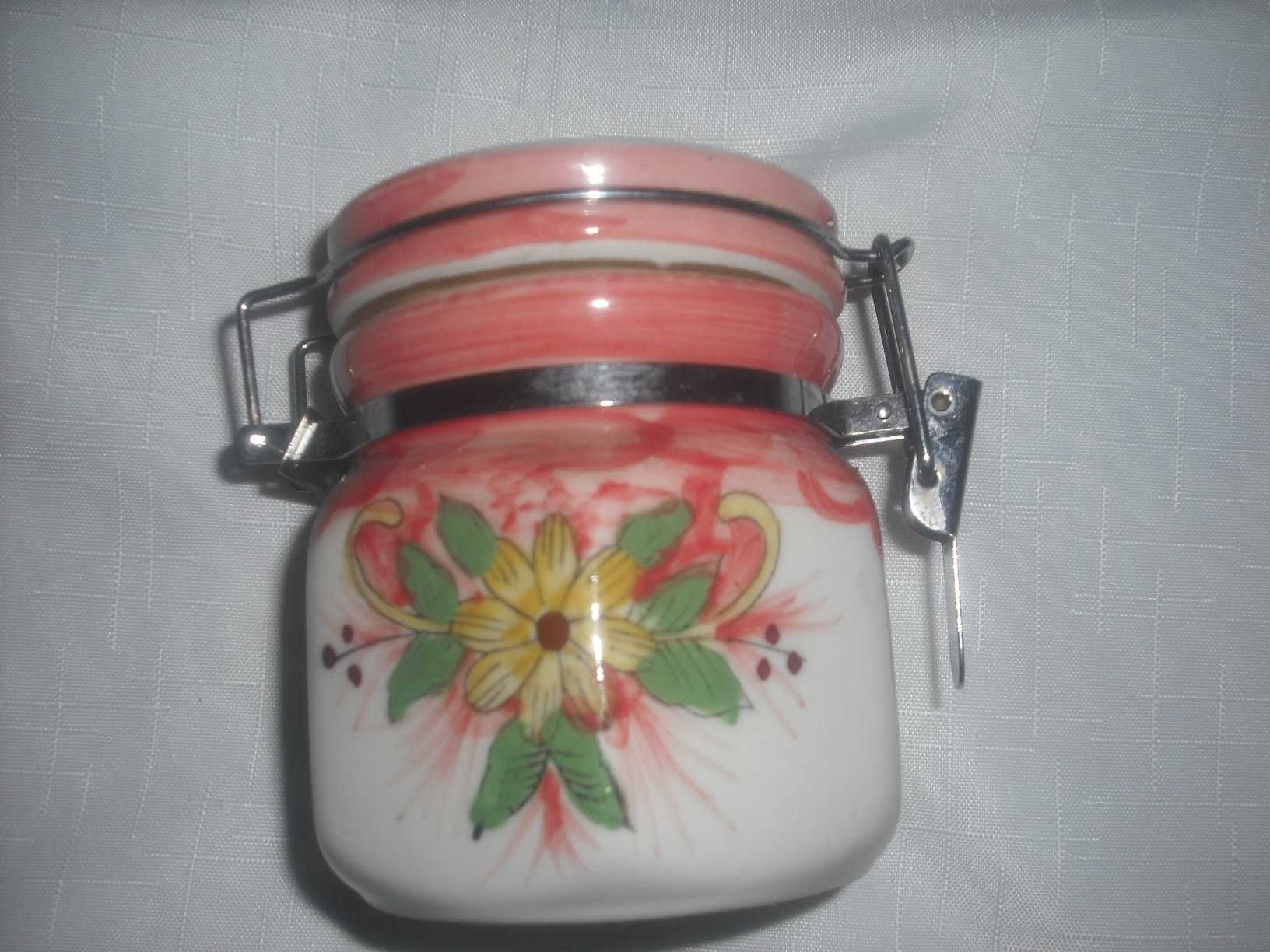 Porcelanowe pojemniki na herbatę, kawę i tp