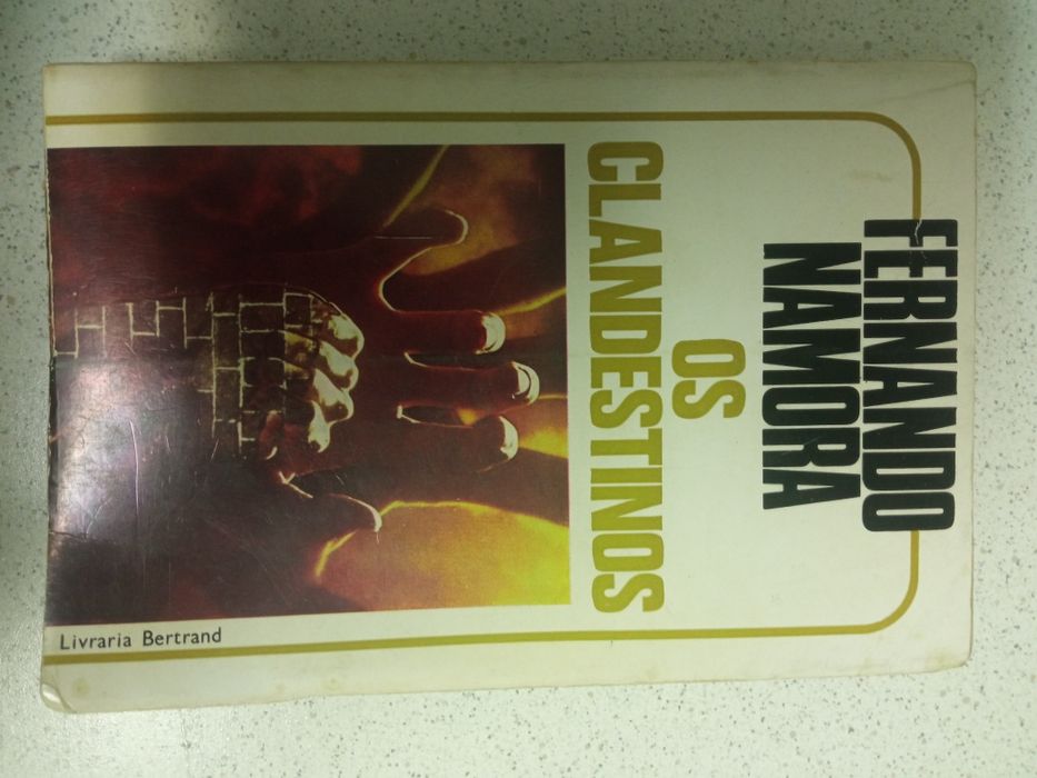 Livro Os clandestinos