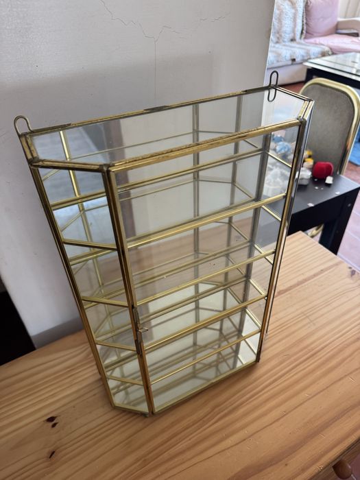 Pequena vitrine dourada