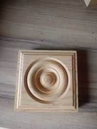 Rozeta z drewna w kształcie kwadratu