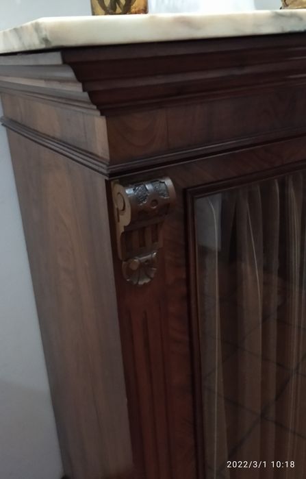 Móvel antigo com pedra mármore