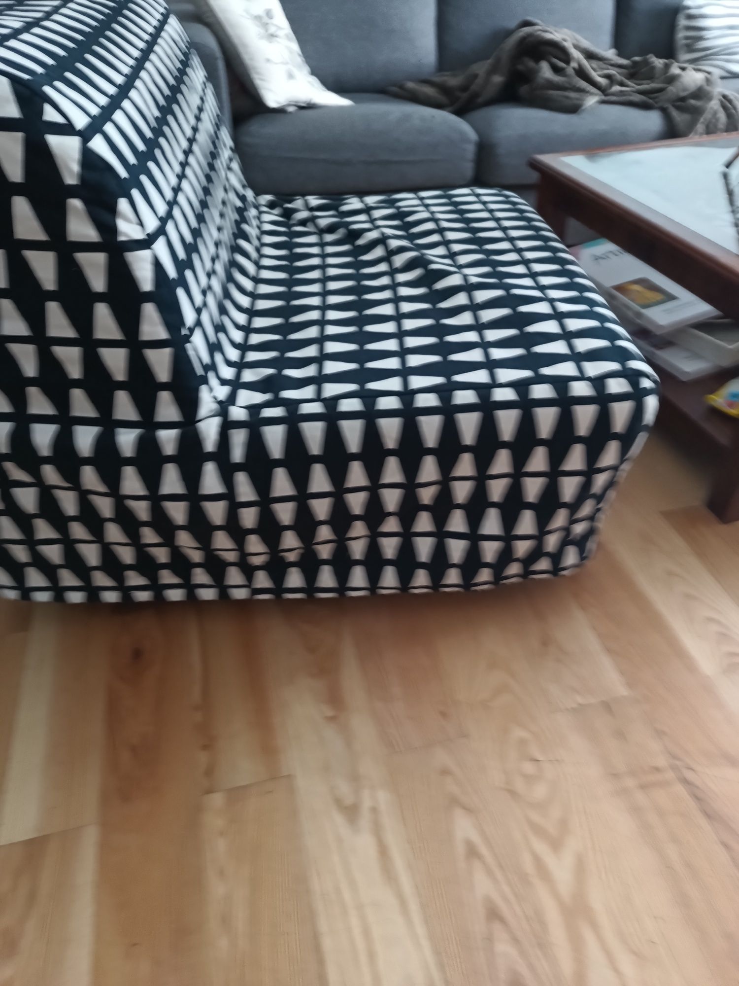 Fotel rozkładany metalowy z Ikei z pokrowcem czarno bialym
