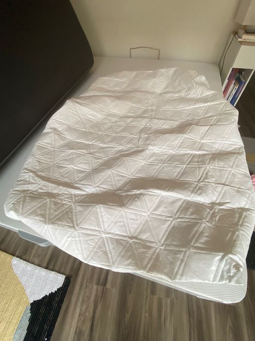 Protector colchão impermeável e almofadado.