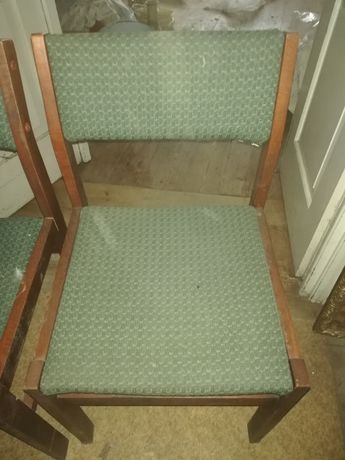 Stare krzesła drewniane