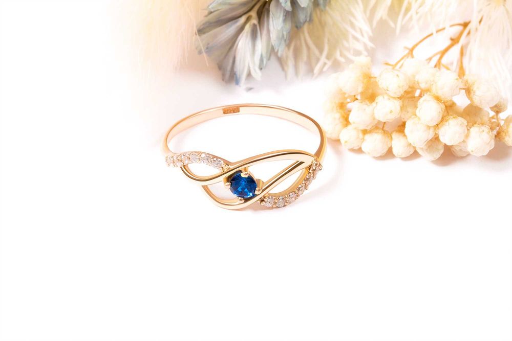 Кольцо из красного  золота с сапфиром