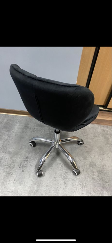 Krzesło biurowe STAN IDEALNY Mark Adler obrotowe czarny welur