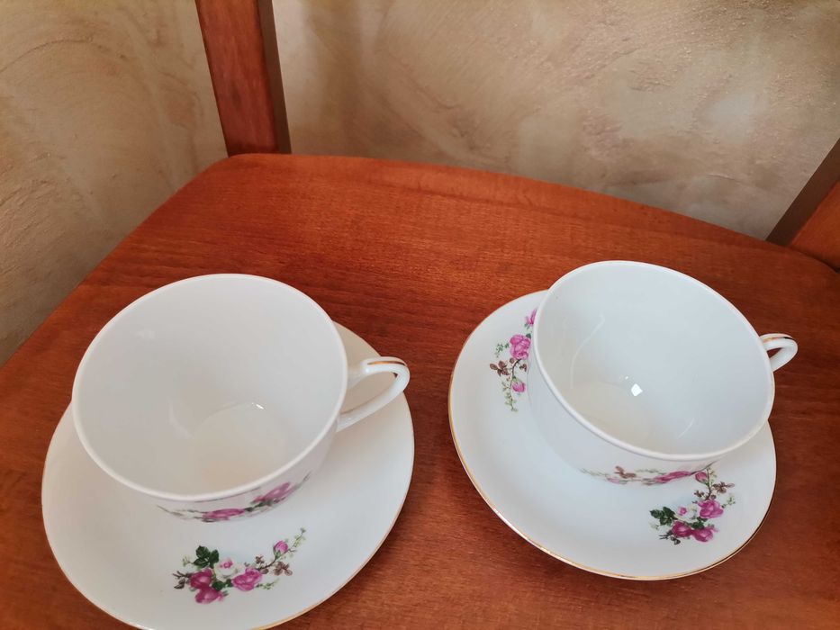 Dwie filiżanki ze spodkami