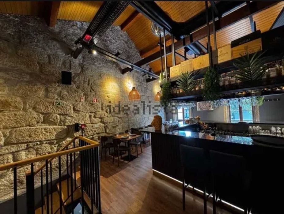 Cocktail bar, restaurante para trespasse na Praça dos Poveiros