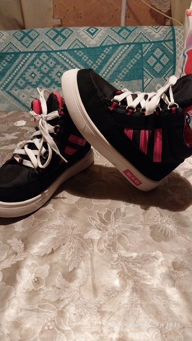 Кросівки зимові в гарному стані 31 розмір