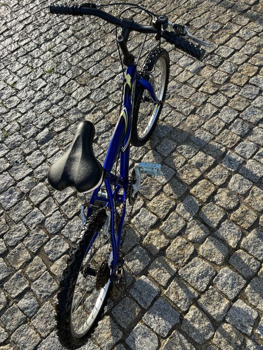 Bicicleta com algumas marcas de uso