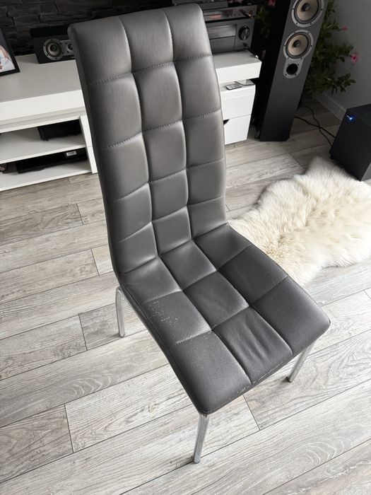 Krzesła osiem sztuk