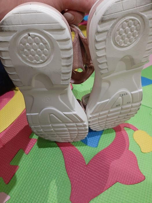 Босоніжки взуті пару раз