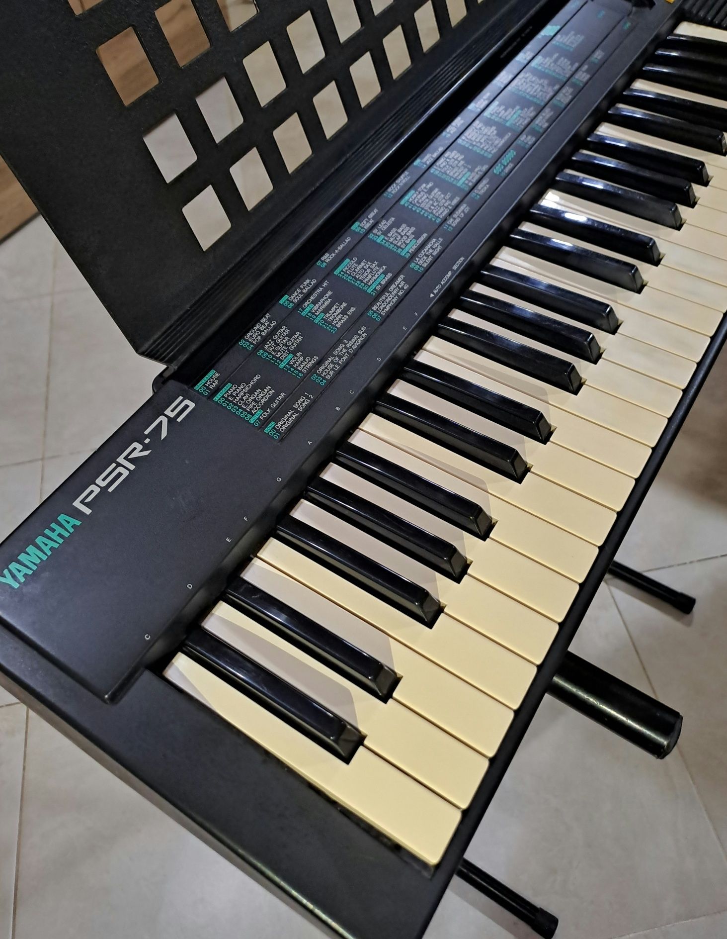 Órgão portátil YAMAHA PSR-75