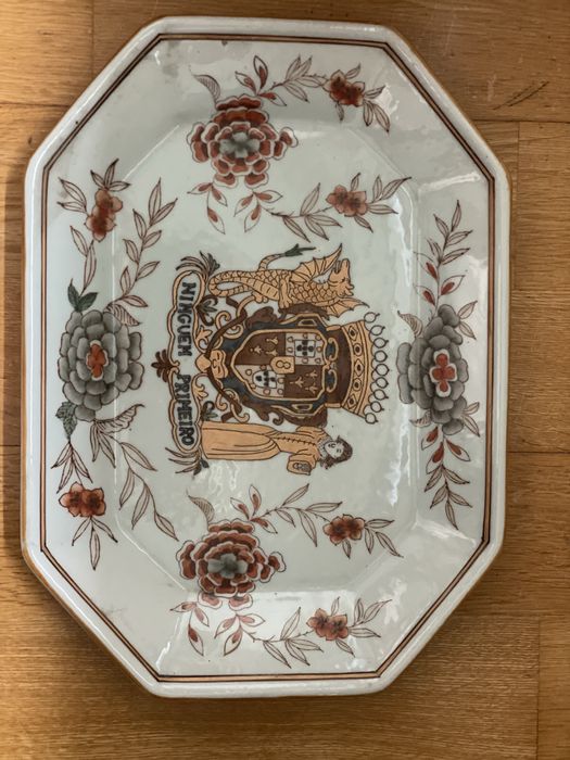 Terrina antiga em porcelana com brasão português