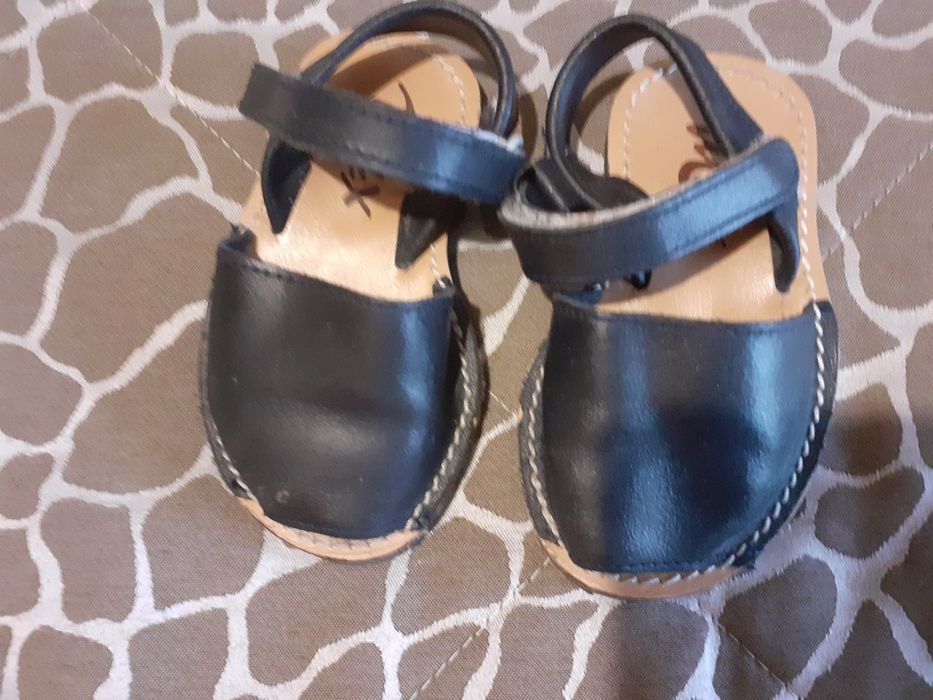 Sandalias em pele menina