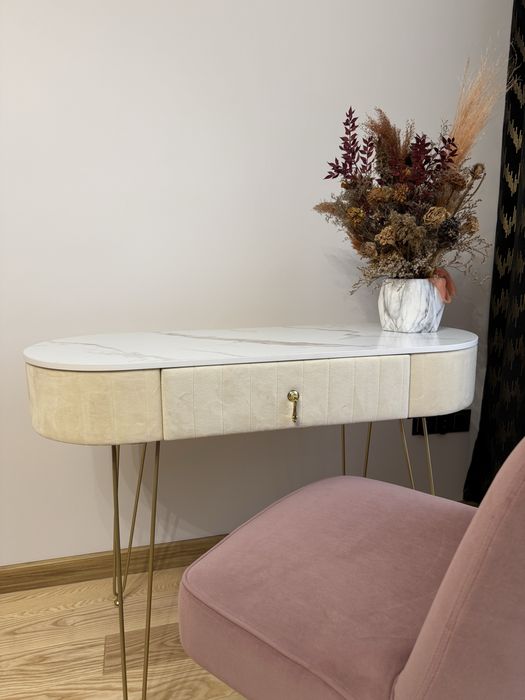 Toaletka/biurko kosmetyczne (manicure) – marmurowy blat, złote nogi